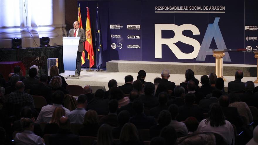 El presidente del Gobierno de Aragón, Javier Lambán, en un acto de entrega de premios de los premios RSA