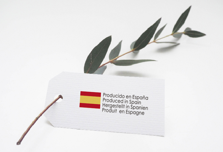 Rama de olivo con etiqueta de marca España